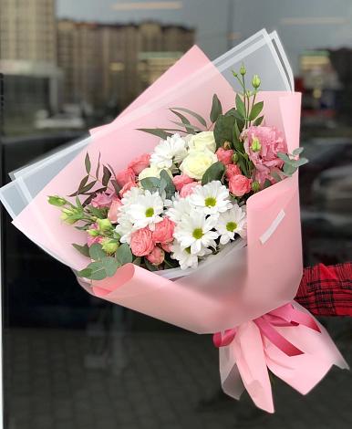 Букет цветов из: Розы, Лизиантусы и Хризантемы в Баляге